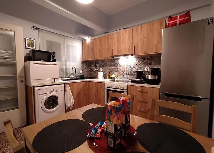 Cozy Three Bdrms Central Apt At Five Filippou Str